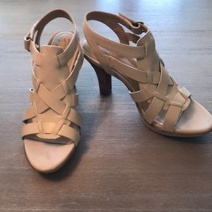 Naturalizer ladies taupe heel size 6 new in box, never worn